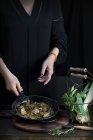 Кукурудза невизначений кухар покласти розмарин на сковороду з приготуванням їжі . — стокове фото