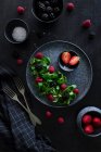 Салат з ягід на темній атмосфері — стокове фото