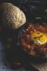 Смажені яйце з помідорів і червоний перець у сковороді — стокове фото