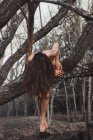 Mujer desnuda acostada en el árbol - foto de stock