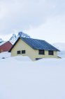 Blick auf kleine bunte Häuser und weiße schneebedeckte Gipfel bei Tageslicht. — Stockfoto