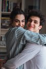 Портрет обнимающей молодой пары в пижаме дома — стоковое фото