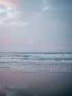 Хвилястий океан в похмурий день — стокове фото