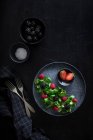 Salada de bagas em uma atmosfera escura — Fotografia de Stock