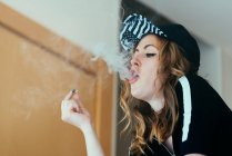 Молода жінка курить конопляний суглоб — стокове фото