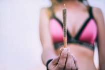 Жінка тримає марихуану суглоба — стокове фото
