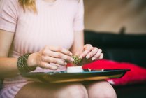 Frau bereitet Marihuana-Joint vor — Stockfoto