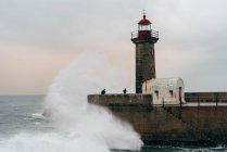 Башта маяка на пірсі біля хвилястого океану (Порто, Португалія). — стокове фото