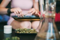 Frau bereitet Marihuana in einer Bong zu — Stockfoto