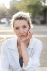 Blondes Frauenporträt mit Blick in die Kamera — Stockfoto