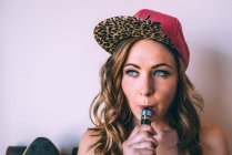 Mujer patinadora fumando un porro de cannabis - foto de stock