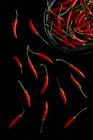 Padella di peperoncini rossi su sfondo nero — Foto stock