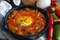 Смажене яйце з помідорами і червоним і зеленим перцем на сковороді — стокове фото