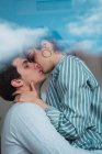 Sinnliches junges Paar küsst sich am Fenster — Stockfoto