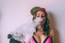 Mulher patinadora fumando um charro cannabis — Fotografia de Stock