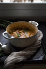 Gustosa zuppa di pesce cotto con patate in pentola servita su superficie nera — Foto stock