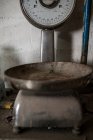 Vue sur la récolte d'une ancienne machine de pesage debout dans une usine de coulée de métal — Photo de stock