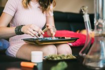 Жінка готує марихуану в бонзі — стокове фото