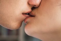 Primo piano di sensuale giovane coppia di baci — Foto stock