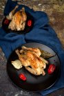 Brathähnchen mit Zwiebeln, Knoblauch, Paprika und aromatischen Kräutern — Stockfoto