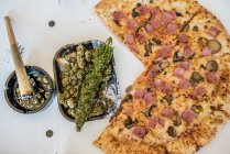 Maconha ou planta de cannabis e uma pizza — Fotografia de Stock