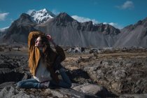 Жінка робить йогу в горах — стокове фото