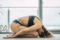 Casual Frau in Unterwäsche Stretching am Morgen zu Hause — Stockfoto