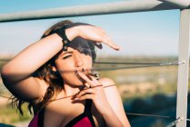 Молода жінка курить конопляний суглоб — стокове фото