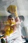 Boxer mit gelben Handschuhen steht am Ring und fühlt sich während des Kampfes schlecht. — Stockfoto