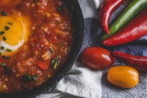 Spiegelei mit Tomate und roter und grüner Paprika in der Pfanne — Stockfoto