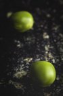 Close-up de ervilhas verdes no fundo escuro desfocado — Fotografia de Stock