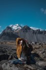 Donna che fa yoga in montagna — Foto stock