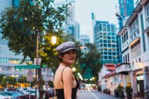 Азійка в стильному одязі йде по вулиці. — стокове фото