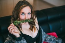 Frau hält Marihuana-Pflanze — Stockfoto
