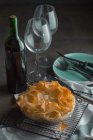 Вид на деликатный десерт с бокалом вина на столе — стоковое фото