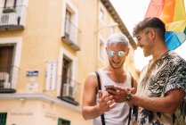 Coppia gay di ragazzi con Smatphone nella città di Madrid — Foto stock