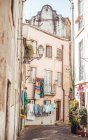 Vista su strada con biancheria su vecchie case grungy a Sintra, Lisboa, Portogallo — Foto stock
