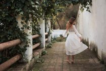 Belle jeune femme en robe blanche — Photo de stock