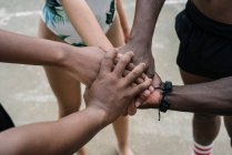 Группа друзей складывает руки — стоковое фото