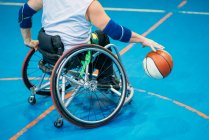 Behindertensportler beim Indoor-Basketball in Aktion — Stockfoto