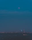 Vue aérienne imprenable sur la ville spectaculaire de Madrid et ciel clair en soirée pendant l'éclipse de lune — Photo de stock