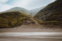 Costas y verdes montañas rocosas en las islas Feroe - foto de stock
