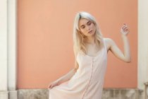 Blondes Mädchen posiert an der Wand — Stockfoto