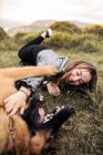 Молодая женщина ласкает собаку на природе — стоковое фото