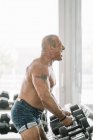 Мускулистые тренировки пожилых мужчин — стоковое фото