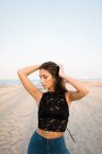 Splendida donna bruna in posa sulla spiaggia — Foto stock