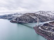 Dall'alto colpo di grande ponte sulla costa rocciosa delle Asturie, Spagna — Foto stock