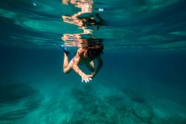Анонімний хлопчик снорклінгу в морській воді — стокове фото