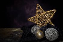 Weihnachten Gold- und Silberschmuck auf dunklem Hintergrund — Stockfoto