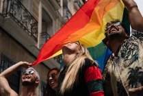 Группа друзей с флагом гей-гордости в городе Мадриде — стоковое фото